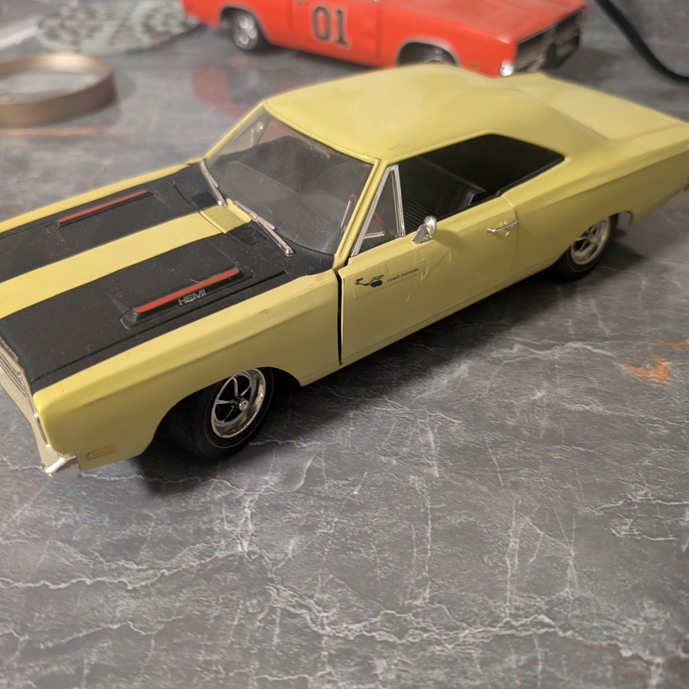 ERTL AMERICAN MUSCLE YELLOW 1969 PLYMOUTH ROAD RUNNER 1:18 SCALE DIE CAST MODEL